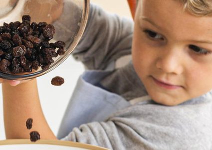 ما هي خطورة تناول الأطفال لفاكهة الزبيب ؟