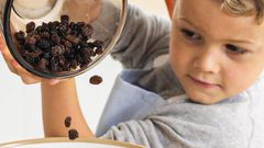 ما هي خطورة تناول الأطفال لفاكهة الزبيب ؟