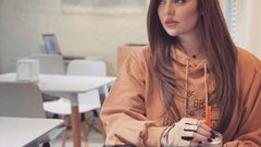 أول تعليق لزين كرزون على فسخ خطوبتها واعتقال خطيبها