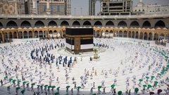 جمرات معقمة ومنع لمس الكعبة .. بدء مناسك الحج في ظروف استثنائية