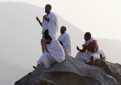 اليوم...حجاج بيت الله يؤدون شعيرة الوقوف بعرفة