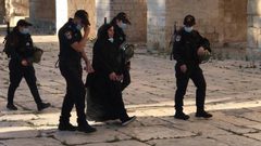 الاحتلال يعتقل فتاة ويبعد حارسا عن الأقصى