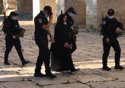 الاحتلال يعتقل فتاة ويبعد حارسا عن الأقصى