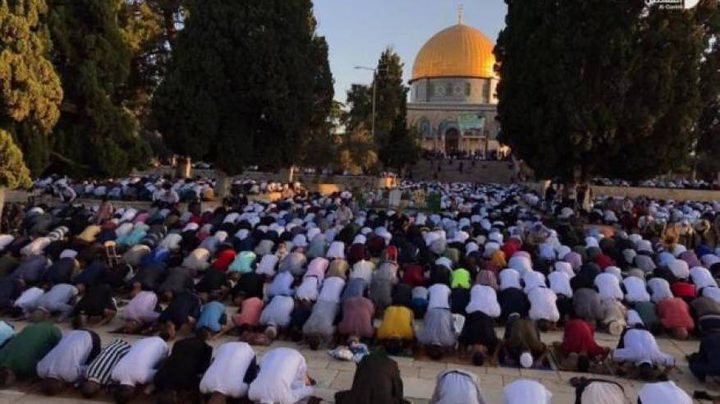 نحو 27 الف مواطن يؤدون صلاة عيد الاضحى في المسجد الاقصى