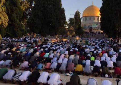 نحو 27 الف مواطن يؤدون صلاة عيد الاضحى في المسجد الاقصى