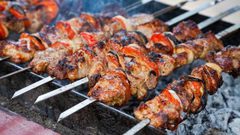 "يسبب السرطان".. أضرار شواء اللحم على الفحم خلال عيد الأضحى