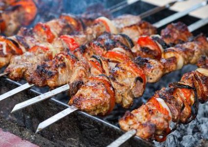 "يسبب السرطان".. أضرار شواء اللحم على الفحم خلال عيد الأضحى