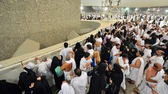 الحجاج يرمون جمرة العقبة الكبرى في أول أيام عيد الاضحى المبارك