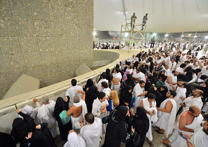 الحجاج يرمون جمرة العقبة الكبرى في أول أيام عيد الاضحى المبارك