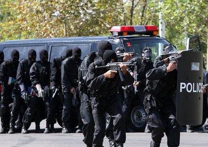 طهران تقبض على زعيم جماعة تتخذ من الولايات المتحدة مقرا