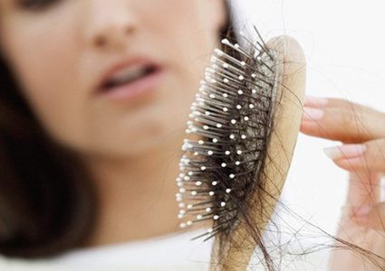 أمريكية تروي معاناتها مع تساقط الشعر بعد الشفاء من كورونا