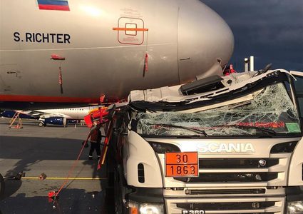 اصطدام صهريج وقود بطائرة في مطار قرب العاصمة الروسية