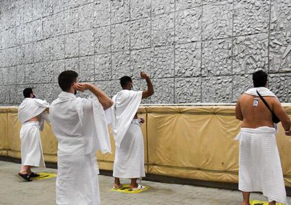 حجاج بيت الله الحرام يرمون الجمرات الثلاث