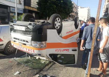 اصابات في انقلاب سيارة إسعاف وسط غزة
