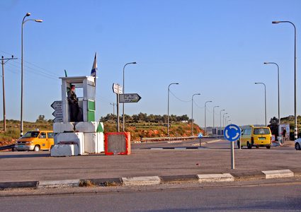 قوات الاحتلال تعتقل شاباً من طولكرم على حاجز زعترة