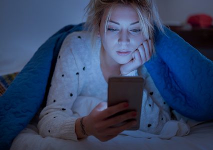 دراسة تكشف العلاقة بين التعرض لضوء الهاتف وسرطان الأمعاء