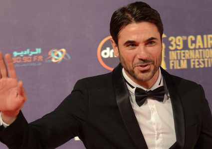 الفنان أحمد عز يكشف موهبته بالغناء