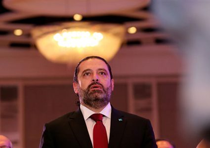 محتجون يتعرضون لموكب الحريري في وسط بيروت