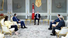 الرئيس التونسي يرسل طائرتين عسكريتين محملتين بالمساعدات إلى لبنان