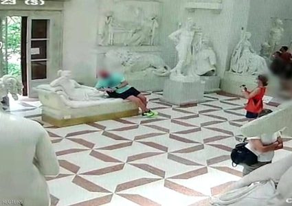 أتلف تمثالا عمره 200 عام من أجل "صورة"