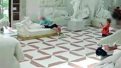 أتلف تمثالا عمره 200 عام من أجل "صورة"