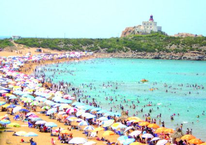 الصحة العالمية: زيارة الشواطئ سبب رئيسي في زيادة إصابات كورونا