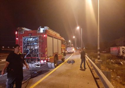 اشتعال النيران بحافلة ركاب كبيرة في مدينة الطيبة