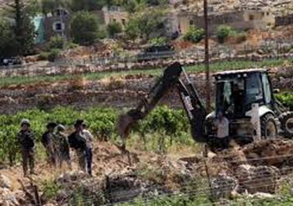الاحتلال يجرف أراضي غرب الخليل