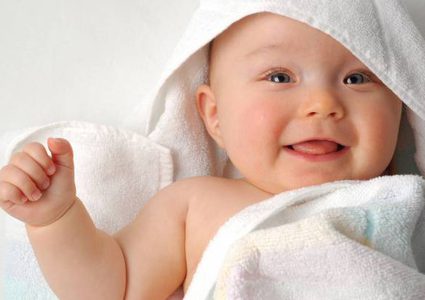 ماذا تعني رؤية احتضان طفل صغير في المنام؟