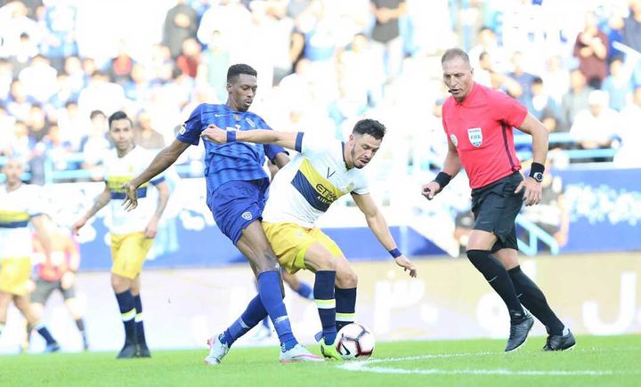 الهلال يتصدر الدوري السعودي بعد اكتساح غريمه النصر برباعية