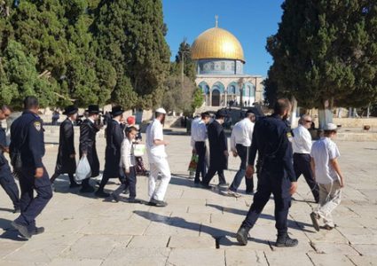 عشرات المستوطنين يقتحمون ساحات المسجد الأقصى
