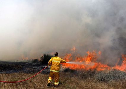 الاحتلال يزعم اندلاع حرائق في غلاف غزة بفعل البالونات الحارقة