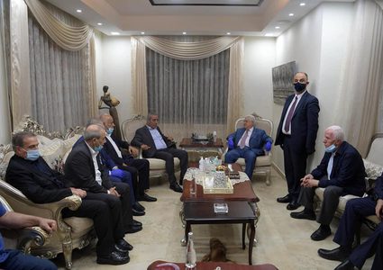 الرئيس عباس يقدم التعازي للوزير حسين الشيخ بوفاة شقيقه