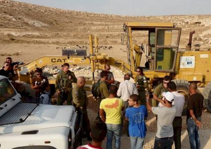 قوات الاحتلال تستولي على مضخة باطون  جنوب الخليل