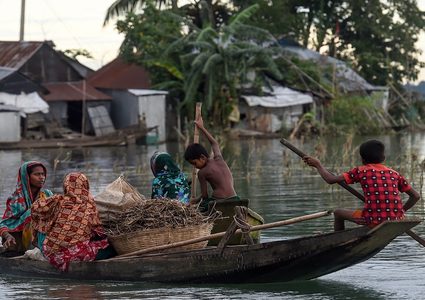 الفيضانات تغطي ثلث بنغلادش وتودي بحياة المئات وسط آسيا
