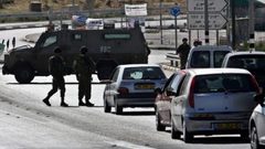 مستوطنون يغلقون شارع حوارة جنوب نابلس