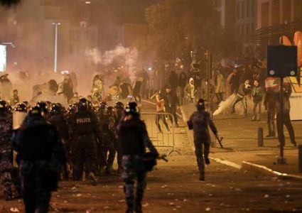 إصابات بين محتجين في بيروت واعتقال مدير المرفأ