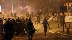 إصابات بين محتجين في بيروت واعتقال مدير المرفأ