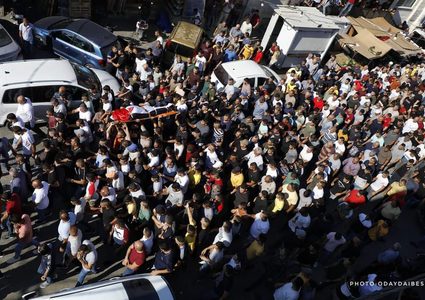 المواطنون في جنين يشيعون جثمان الشهيدة داليا السمودي ( 23 عاما) التي استشهدت برصاص قوات الاحتلال الاسرائيلي في مدينة فجر اليوم وهي تحاول اغلاق نافذة منزلها خوفا على طفلها الرضيع من قنابل الغاز.