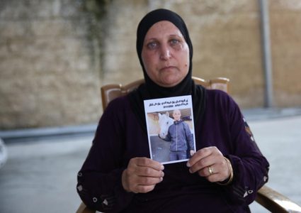 والدة الشاب خليل تطالب بالكشف عن قاتل إبنها