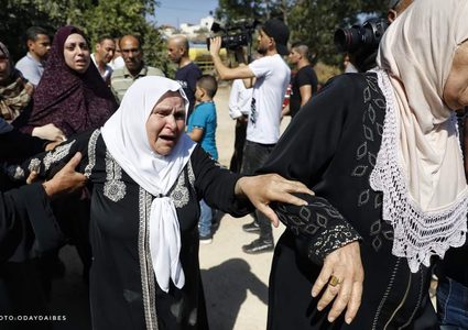 المواطنون في جنين يشيعون جثمان الشهيدة داليا السمودي ( 23 عاما) التي استشهدت برصاص قوات الاحتلال الاسرائيلي في مدينة فجر اليوم وهي تحاول اغلاق نافذة منزلها خوفا على طفلها الرضيع من قنابل الغاز.