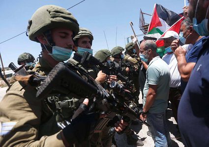 إصابات بالرصاص وبالاختناق إثر قمع الاحتلال مسيرة شمال رام الله