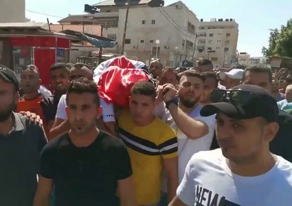 تشيّع جثمان الشهيدة سمودي وتجمع أسر الشهداء يُطالب بتحقيق دولي