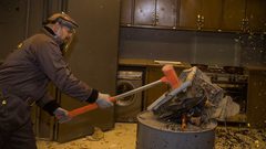 بزمن كورونا.. أردنيون يلجأون لرمي الفؤوس للتنفيس  عن غضبهم