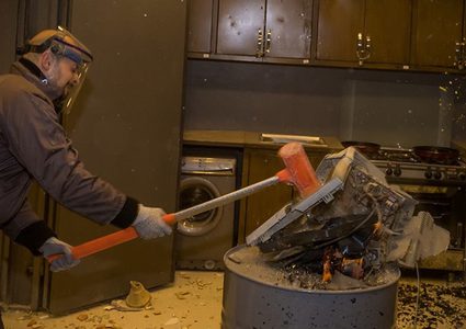 بزمن كورونا.. أردنيون يلجأون لرمي الفؤوس للتنفيس  عن غضبهم