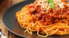 سباغيتي صيفية بصلصة الطماطم