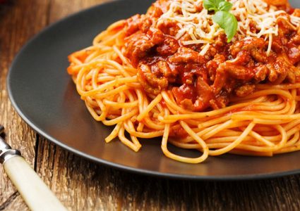 سباغيتي صيفية بصلصة الطماطم