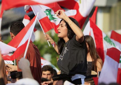 130 اصابة في اشتباكات بين المحتجين والأمن بمحيط البرلمان اللبناني