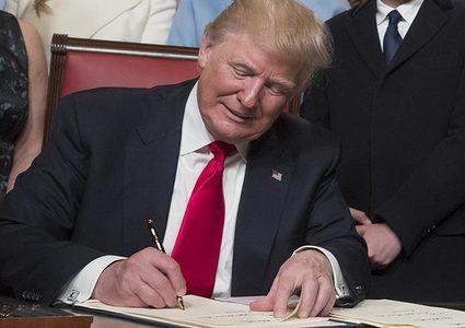 ترامب يوقع قرار المساعدات بهدف "إنقاذ الوظائف"