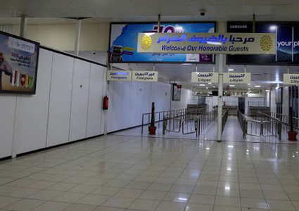 فتح مطار معيتيقة الليبي بعد توقف دام شهور